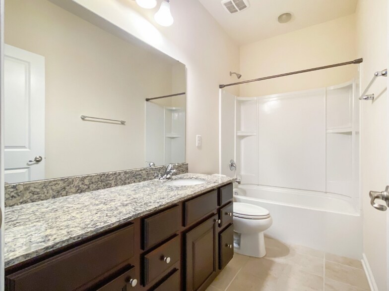 Building Photo - 2121 Aventon Ln