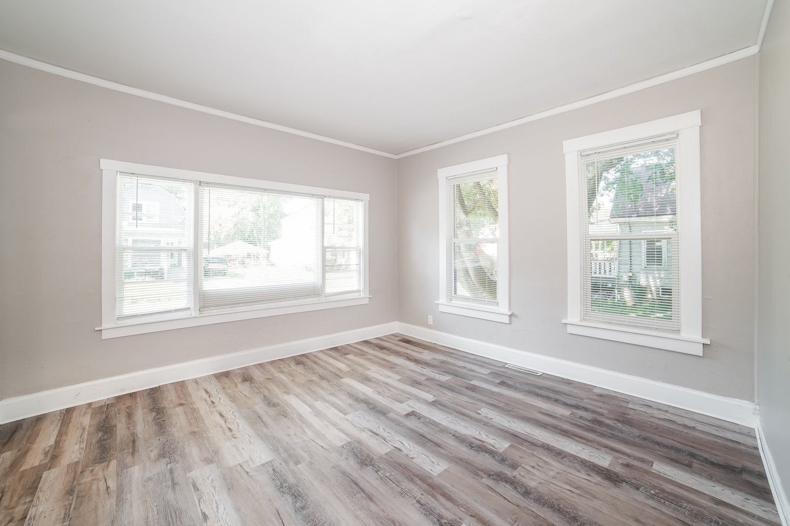 Building Photo - 419 E Maywood Ave