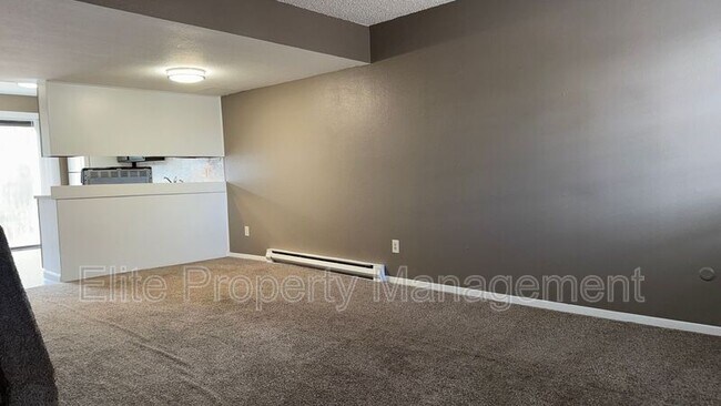 Building Photo - 25 Royal Crest Dr