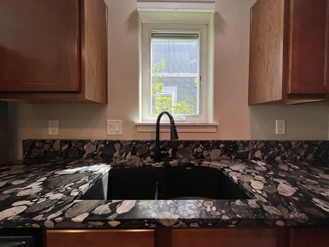 Building Photo - Incredible SE Hazelwood 2 Bedroom + 1 Bathroom Condo w/ included Garage and Washer & Dryer!!