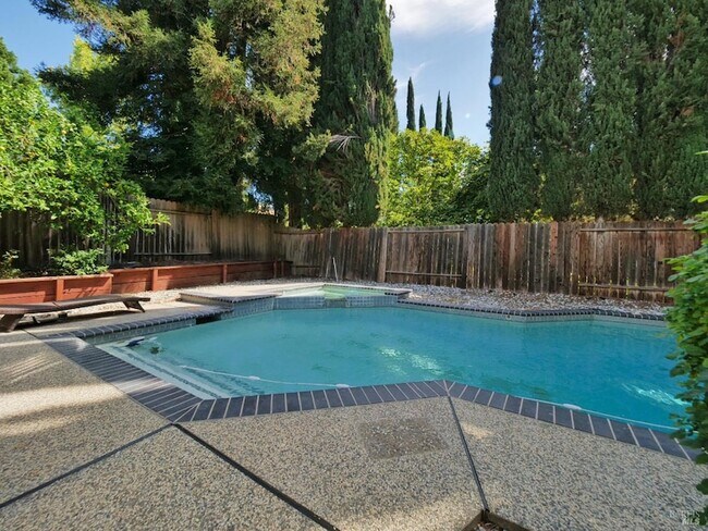 Building Photo - 3500 Crownridge Dr