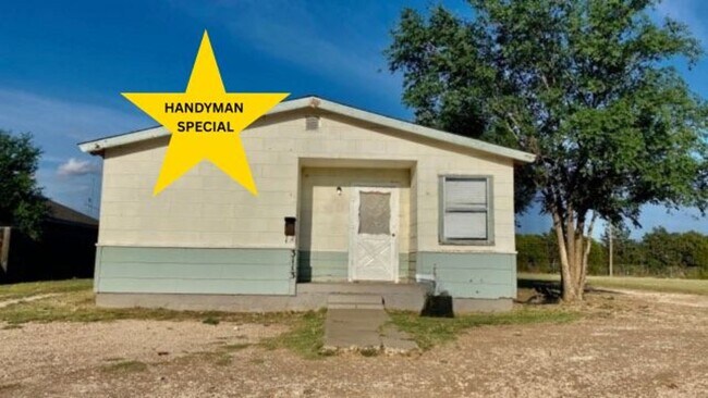 Building Photo - Handyman Special $0 First Month's Rent / “You fix, you SAVE BIG!!” Contact Mayshell for details: ...