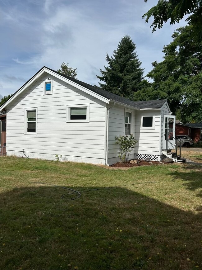 Building Photo - 1625 Bishop Rd SW