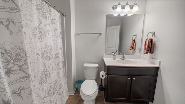 Building Photo - Stylish 3 Bedroom Home in in The Commons – Richmond Hill Living at Its Finest