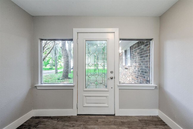 Building Photo - 915 Brook Forest Dr