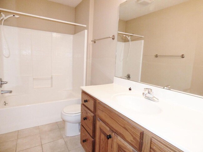 Building Photo - 4 bedroom 2.5 bathroom duplex located in a quiet neighborhood!