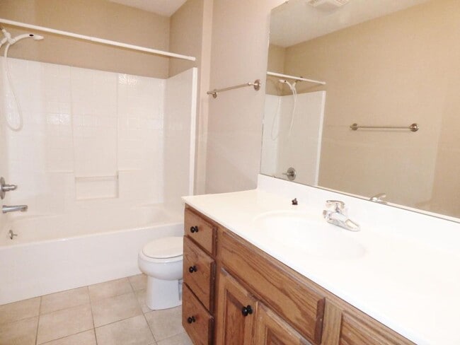 Primary Photo - 4 bedroom 2.5 bathroom duplex located in a quiet neighborhood!