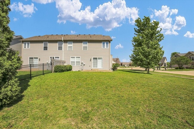 Building Photo - Updated 3 Bedroom Townhome in SW Champaign - Available 06/01/2026