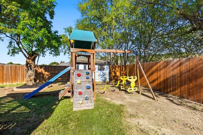 Building Photo - 6440 Knoll Ridge Dr