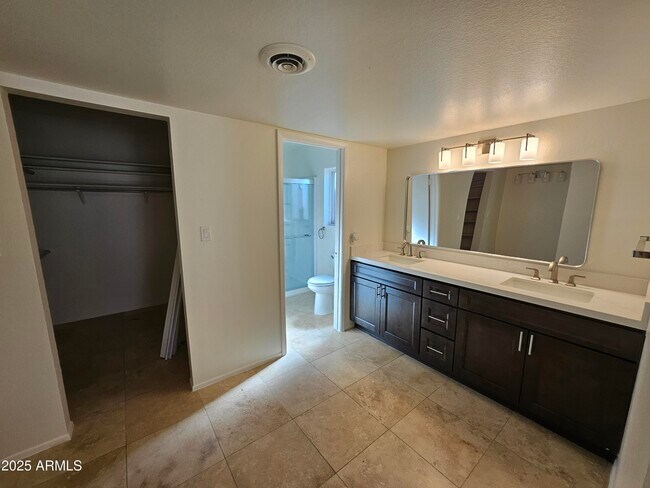 Building Photo - 2262 S Las Flores