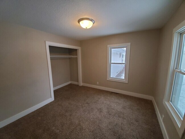 Building Photo - 3 Bedroom, 2 Bathroom Home with 1+ car attached garage