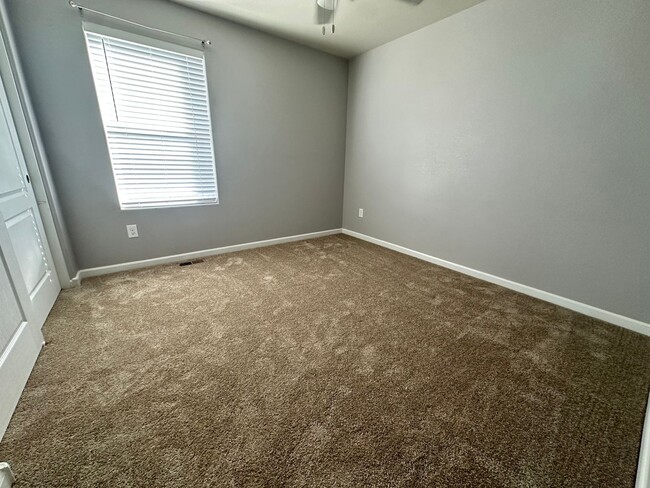 Building Photo - MOVE-IN SPECIAL - $500 off First Months Re...