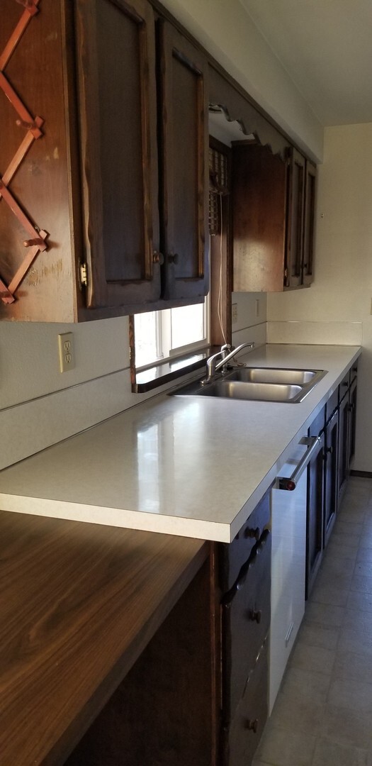 Building Photo - 3 bedroom, 2 bathroom home in well established neighborhood.