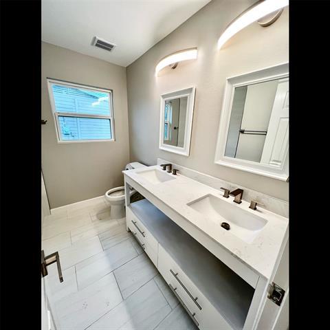 Building Photo - 2107 Hedgerow St