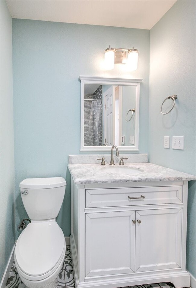 Building Photo - Like New Modern 3 BD, 2 BA Home with Garage