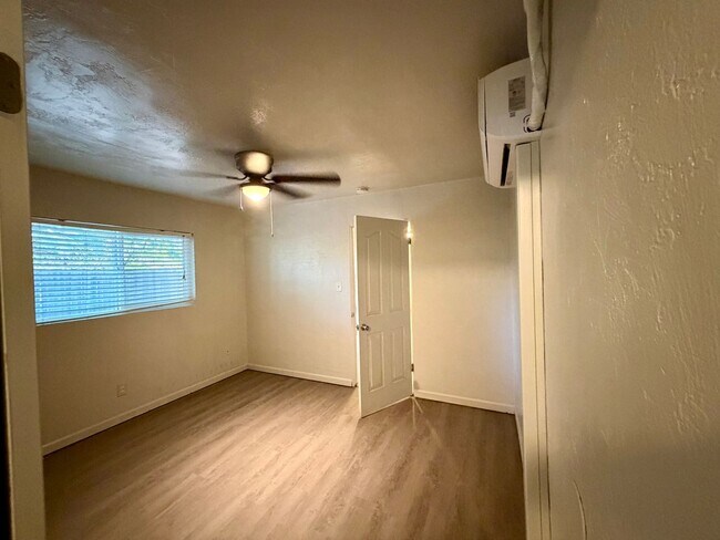 Building Photo - 930 De Moll Dr