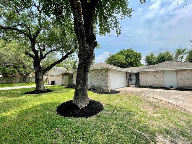 Building Photo - 10310 Oak Acres Dr