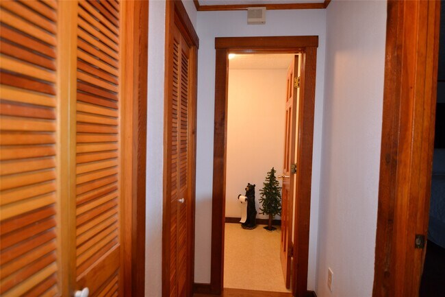 Building Photo - 2611 Primrose Dr