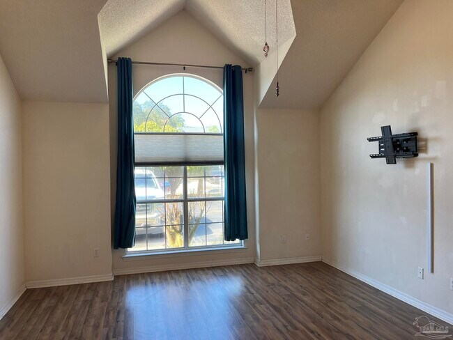 Building Photo - 1348 Redwood Ln