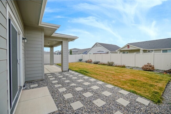 Building Photo - 5967 W Daphne Dr