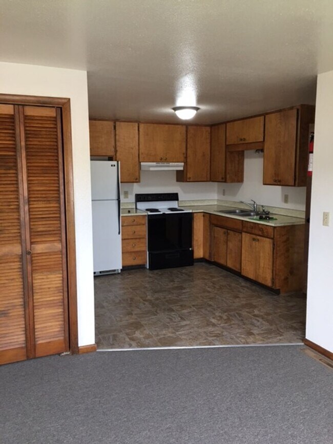 Building Photo - 102 E Cascade Ave