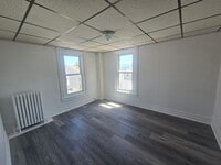 Building Photo - 450 Maple St