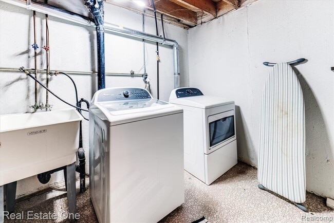 Building Photo - 1631 S Hill Blvd