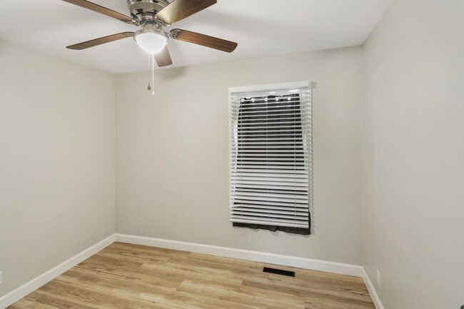 Building Photo - 215 E Maxon Ln