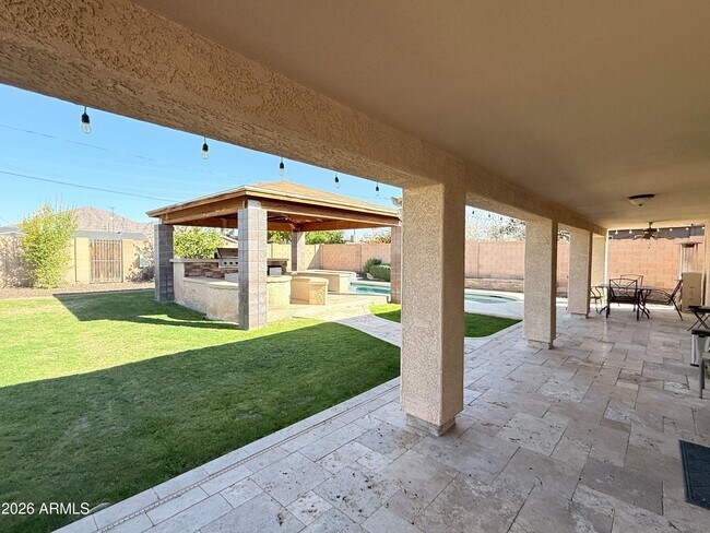 Building Photo - 5212 E Cambridge Ave