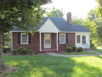 Building Photo - 3 bed/1 bath Off Polo Rd