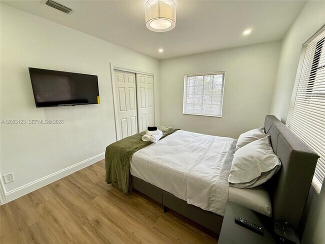 Building Photo - 864 80th St