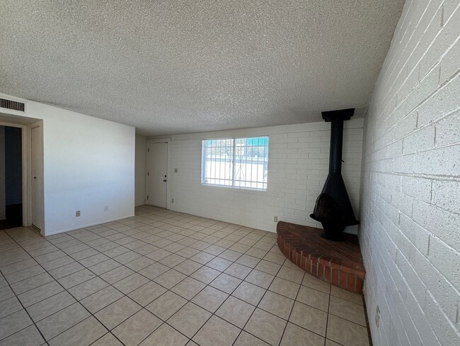 Building Photo - 2Bdm 1 Bath, Washer/Dryer Hookups, Will no last long!
