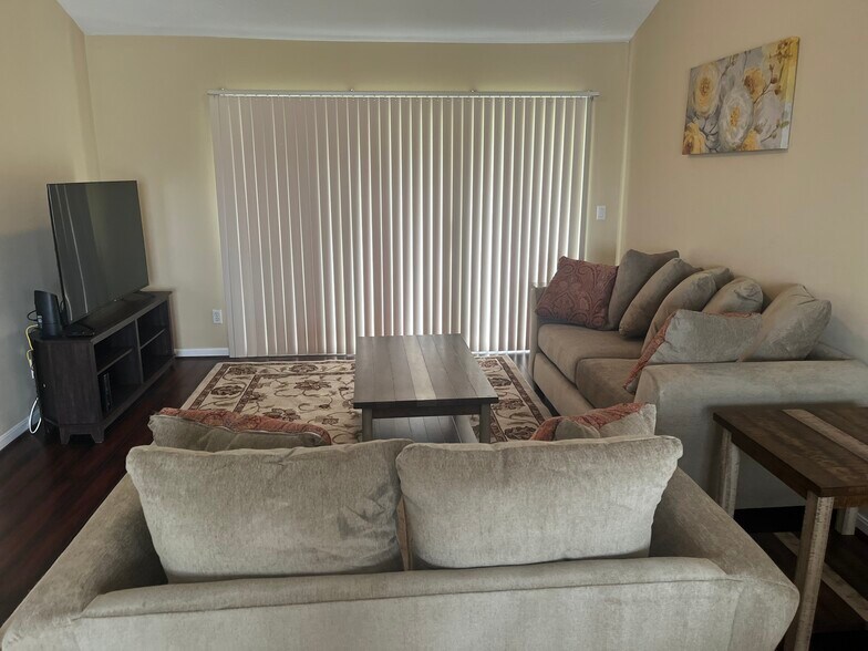 Building Photo - 4642 Court Yard Dr