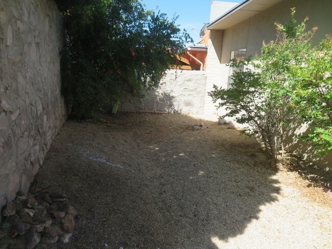 Building Photo - 2 Bedroom 2 Bath Townhouse Available for Rent