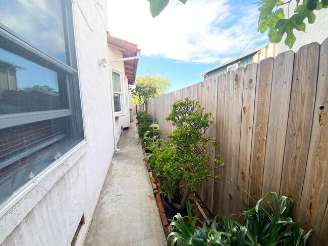 Building Photo - 1bd/1ba Apartment with San Diego Bay Views