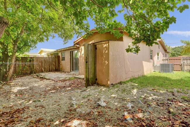 Building Photo - 6860 SW 18th Ct