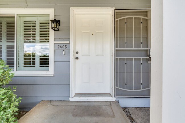 Building Photo - Updated 3-Bedroom Home! Modern Kitchen, Co...