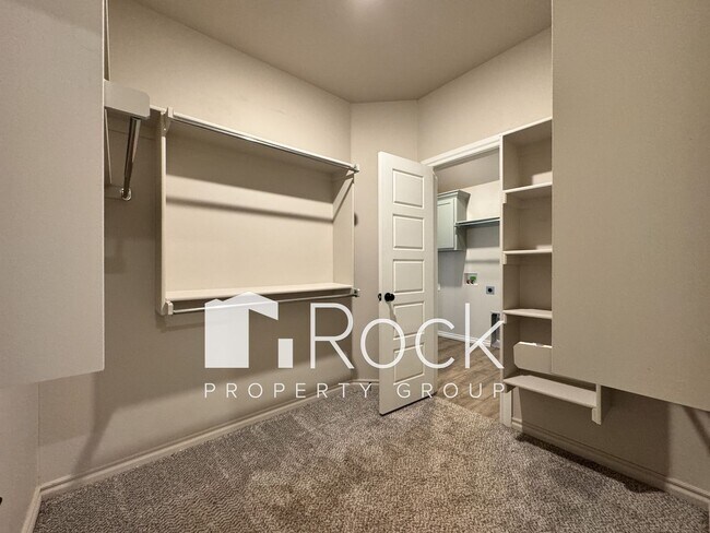 Building Photo - Spacious 3-Bedroom Home with Designer Kitc...