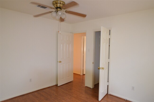 Building Photo - 9902 Trailway Dr