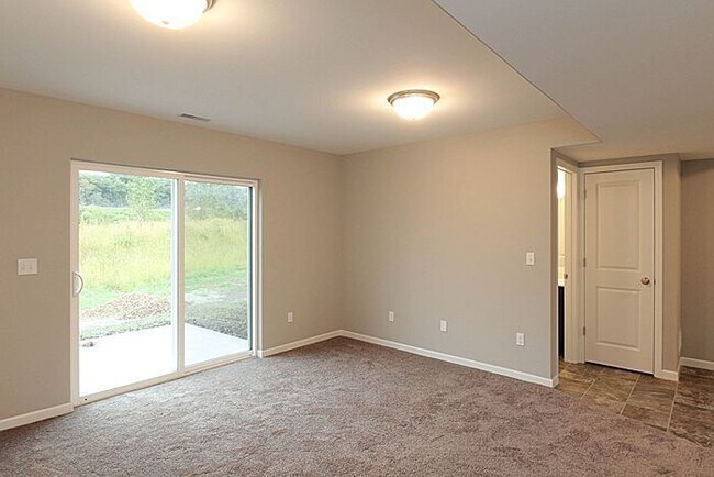 Building Photo - 4 Bedroom, 3 bath close to University.