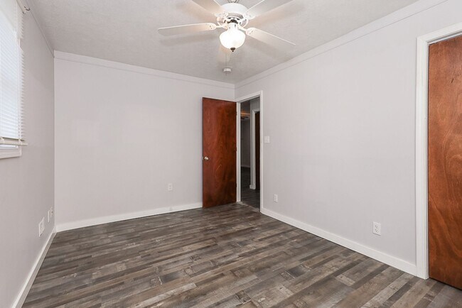 Building Photo - 2 Bedroom/1 bath Single House!
