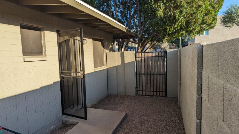 Building Photo - 2326 E Pinchot Ave