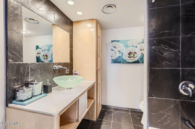 Building Photo - 207 W Clarendon Ave