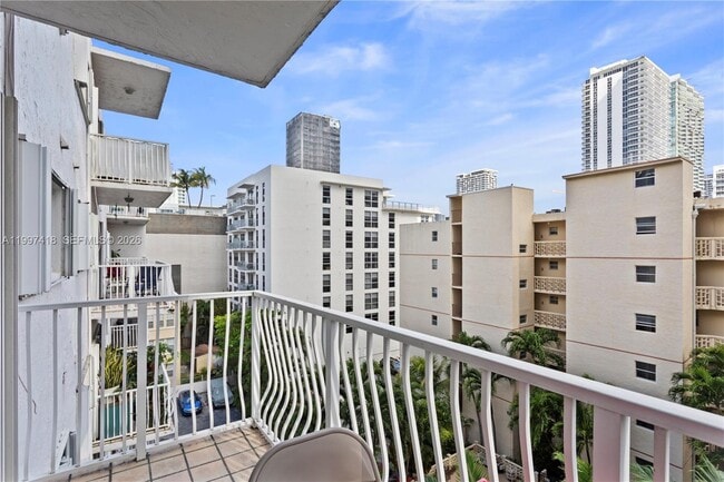 Building Photo - 677 NE 24th St