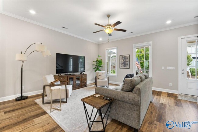 Building Photo - 38 Pine St