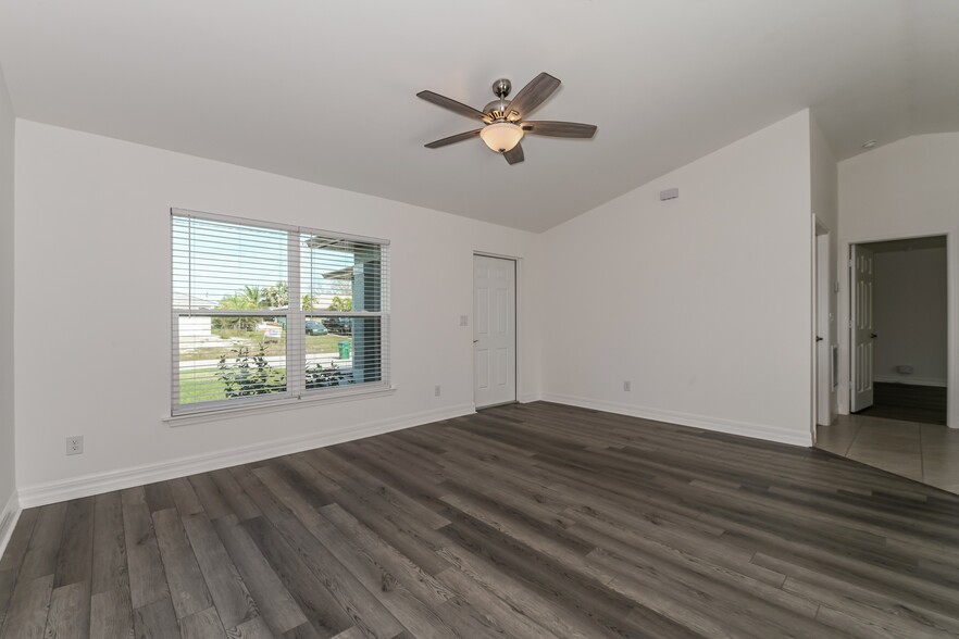 Building Photo - 106 NW 24th Terrace