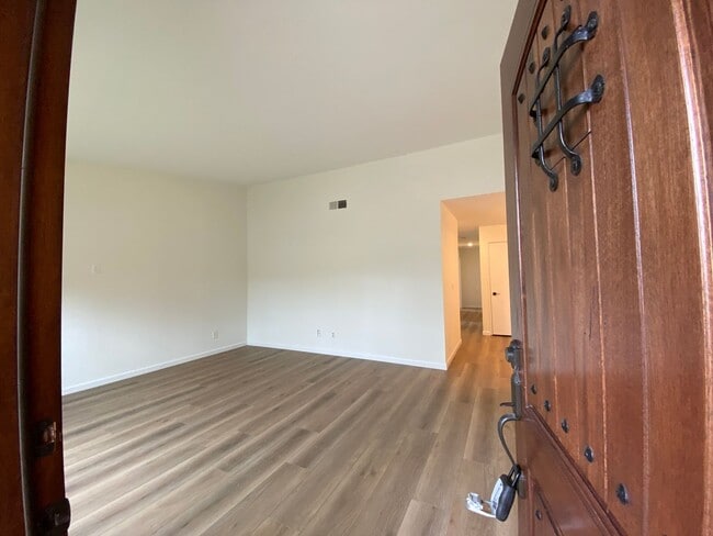 Building Photo - Spacious 4 Bedroom 2 Bath in Desirable Oceanside!