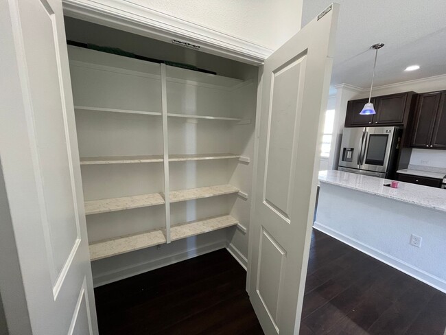 Building Photo - 4 Bedroom, 3.5 Bath Condo in Coveted Spenc...