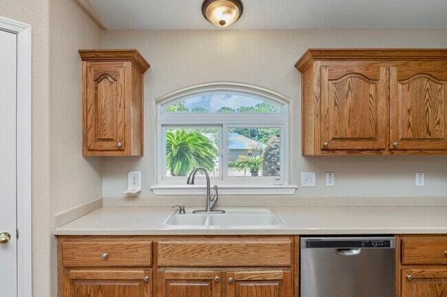 Building Photo - Spacious Home in Navarre!