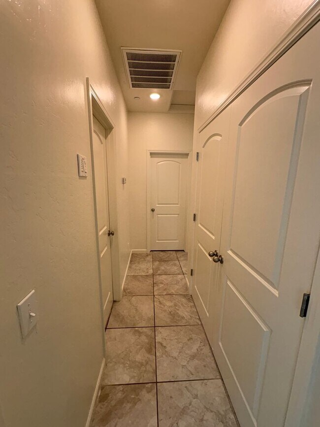 Building Photo - Beautiful home in a gated community Rent Ready!